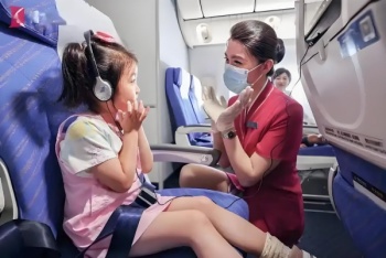 飞机上无陪儿童空乘照看